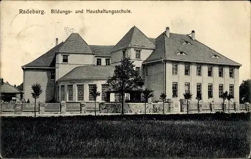 Ak Radeburg in Sachsen, Bildungs- und Haushaltungsschule 