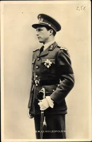 Ak König Leopold III von Belgien, Standportrait, Uniform