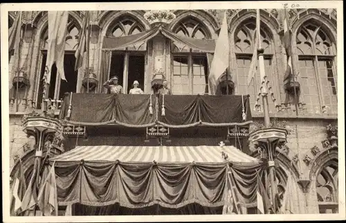 Ak Mons Wallonien Hennegau, le Duc et la Duchesse de Brabant, balcon de l'Hôtel de ville, 8.7.1928