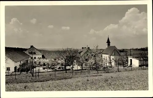 Foto Ak Unbekannte Ortschaft, Kirche, Häuser