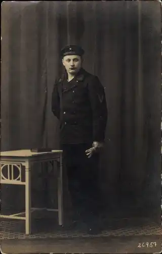 Foto Ak Seemann Emil Rusch, Standportrait, Matrose, Uniform