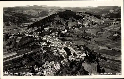 Ak Schönberg in Niederbayern, Panorama vom Ort mit Umgebung, Fliegeraufnahme, Hügellandschaft