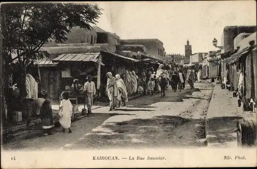 Ak Kairouan Tunesien, La Rue Saussier, Marktstände
