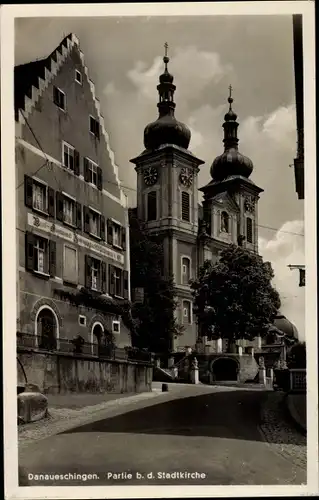 Ak Donaueschingen im Schwarzwald, Stadtkirchenpartie, Wohnhaus