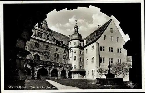 Ak Weikersheim in Tauberfranken, Innerer Schlosshof, Brunnen