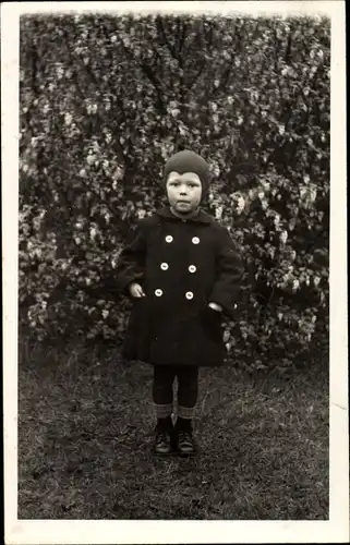 Foto Ak Kleinkind in Mantel, Mütze, Portrait