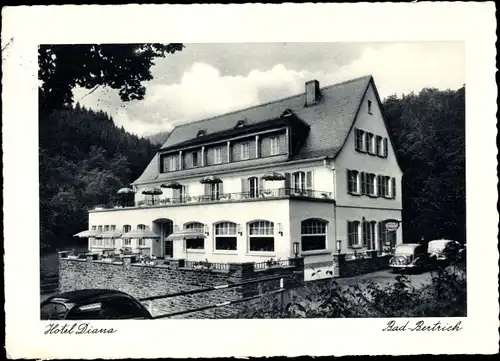 Passepartout Ak Bad Bertrich in der Eifel, Hotel Diana, Außenansicht, Terrasse, Sonnenschirme, Autos