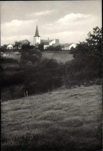 Ak Prüm in der Eifel Rheinland Pfalz, Auw, Teilansicht vom Ort, Kath. Pfarrkirche, Wiese