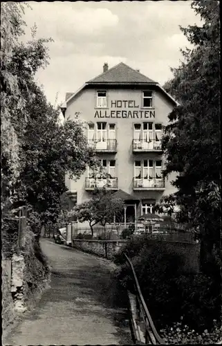 Ak Bad Bertrich in der Eifel, Hotel Alleegarten, Außenansicht, Bes. A. Klerings, Weg, Bäume
