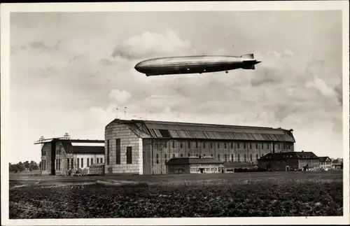 Ak Friedrichshafen am Bodensee, Luftschiff LZ 127 Graf Zeppelin über den Luftschiffhallen