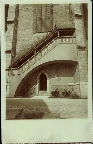 Foto Ak Radeburg Sachsen, Fassade, Treppenaufgang, Wandbild Jesus, Kirche