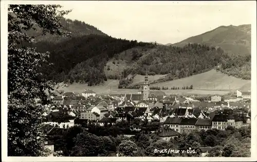 Ak Bruck an der Mur Steiermark, Teilansicht des Ortes von Süden, Kirche, Wald, Hügellandschaft