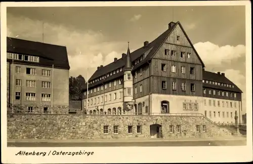 Ak Altenberg im Osterzgebirge, Häuserpartie, Säule