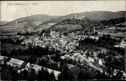 Ak Leutenberg in Thüringen, Teilansicht vom Ort, Fachwerkhäuser, Wald, Hügellandschaft