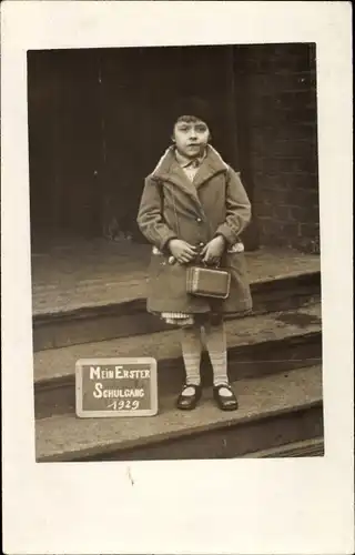 Foto Ak Mädchen Edith am ersten Schultag 1929, Mantel, Treppenstufen