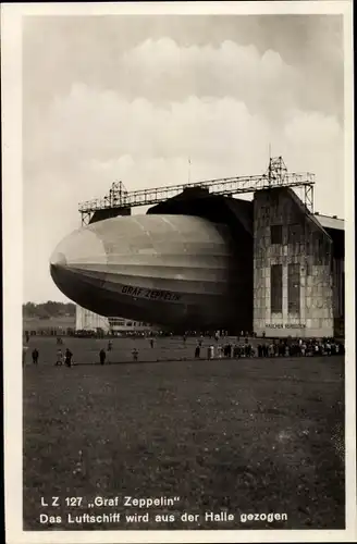 Ak LZ 127 Graf Zeppelin, Luftschiff wird aus der Halle gezogen