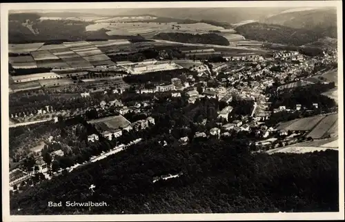 Ak Schwalbach am Taunus Hessen, Gesamtansicht vom Ort, Wald, Felder, Fliegeraufnahme