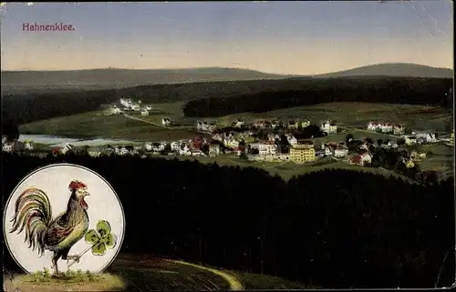 Ak Hahnenklee Bockswiese Goslar, Panorama vom Ort, Wald, Gewässer, Hahn mit vierblättrigem Kleeblatt