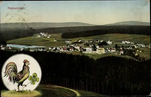 Ak Hahnenklee Bockswiese Goslar, Panorama vom Ort, Gewässer, Wald, Hahn mit vierblättrigem Kleeblatt