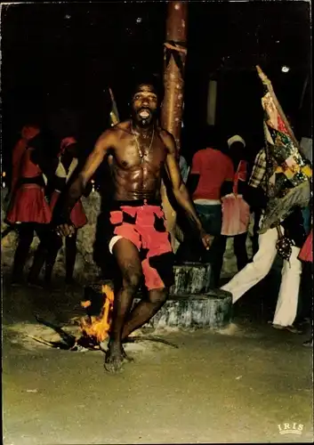 Ak Martinique, The Vaudou, Voodoo, Portrait, Kohlelaufen, Ritual