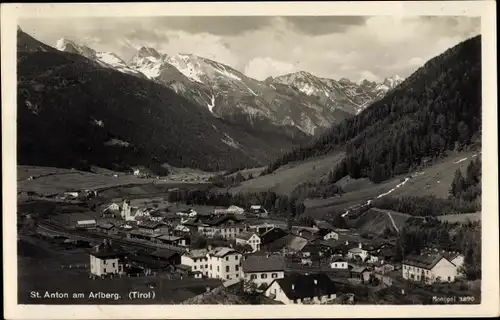 Ak St. Anton am Arlberg Tirol, Totalansicht, Bahnhof, Gebirgspartie