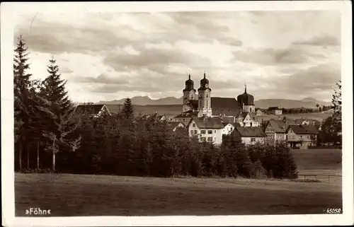 Ak Lindenberg im Allgäu Schwaben, Wiesenpartie, Teilansicht vom Ort, Kirche St. Peter und Paul