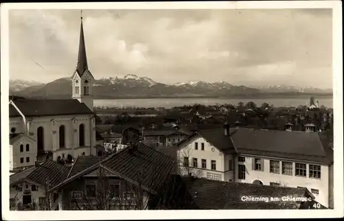 Ak Chieming in Oberbayern, Teilansicht vom Ort, Kirche, Seeblick, Bergkette