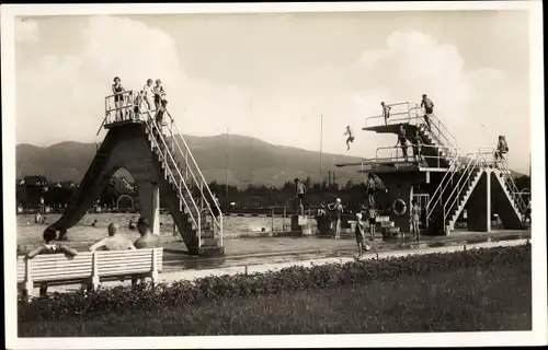 Ak Offenburg am Schwarzwald, Strandbad, Wasserrutsche, Sprungturm