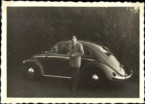 Foto Mann vor einem Automobil, VW Käfer