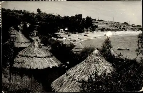 Foto Ak Griechenland?, Strandpartie, Hütten 