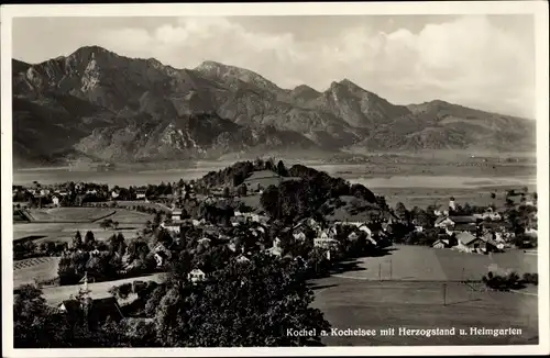 Ak Kochel am See in Oberbayern, Gesamtansicht vom Ort, Bäume, Berglandschaft