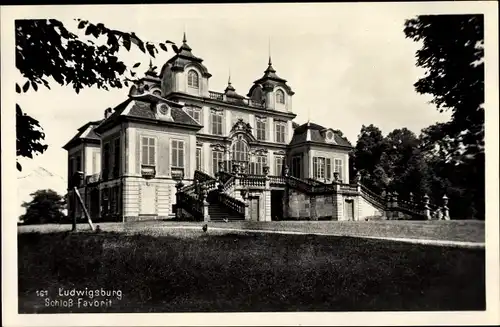 Ak Ludwigsburg in Baden Württemberg, Schloss Favorit, Außenansicht, Treppenaufgang