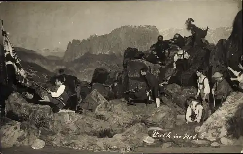 Foto Ak Volk in Not, Theaterbühne, Männer mit Gewehren, Gebirgslandschaft