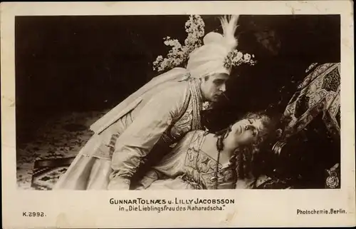 Ak Filmszene Die Lieblingsfrau des Maharadscha, Schauspieler Gunnar Tolnaes und Lilly Jacobsson