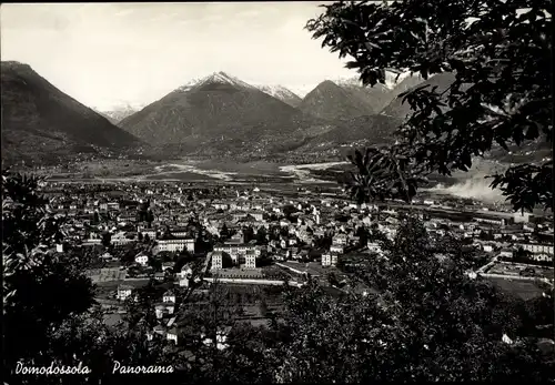 Ak Domodossola Piemonte, Ortschaft mit Landschaftsblick