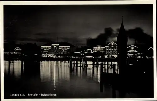 Ak Lindau am Bodensee Schwaben, Seehafen bei Nacht, Beleuchtung