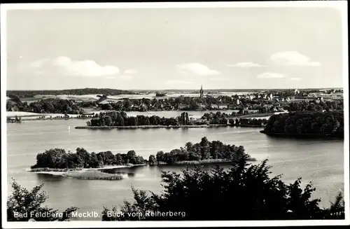 Ak Feldberg Feldberger Seenlandschaft, Blick vom Reiherberg zum Ort, Insel