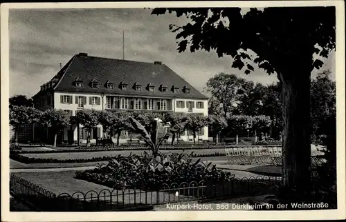 Ak Bad Dürkheim am Pfälzerwald, Kurpark Hotel, Außenansicht, Gartenanlage, Stühle, Bäume