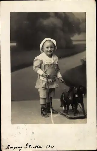 Foto Ak Kleinkind mit einem Schaukelpferd