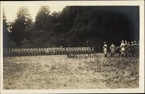 Foto Ak Deutsche Soldaten auf einem Feld, Offiziere