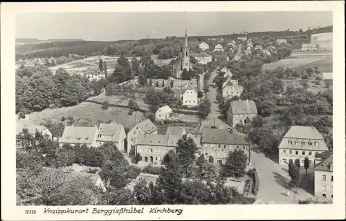 Ak Berggießhübel in Sachsen, Kirchberg, Totalansicht vom Ort, Kirche, Vogelschau, Bäume