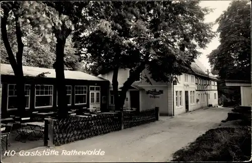 Ak Rathewalde Hohnstein in der Sächsischen Schweiz, HO Gaststätte, Außenansicht, Gartentische, Bäume