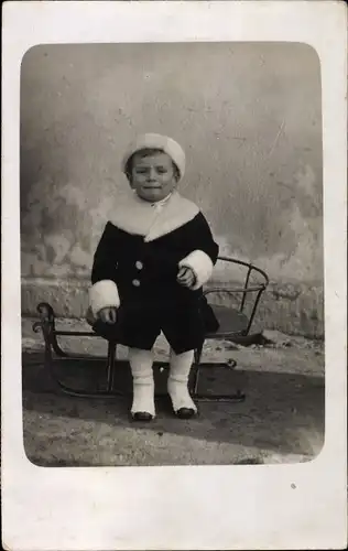 Foto Ak Kinderportrait, Junge, Schlitten