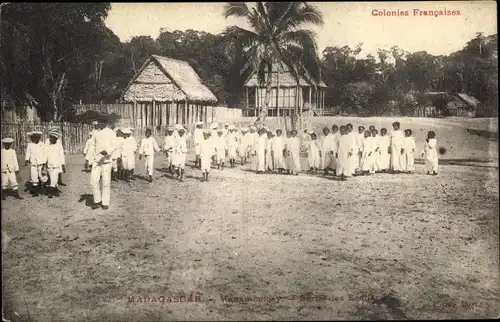 Ak Manambolosy Madagaskar, Sortie des Ecoliers