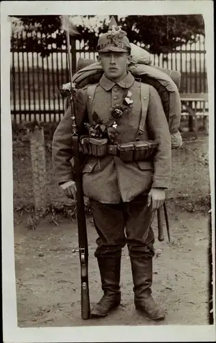 Foto Ak Deutscher Soldat in Uniform, Standportrait, Ausrüstung, Gewehr, Bajonett, Rucksack