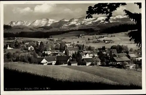 Ak Weiler Simmerberg in Schwaben, Teilansicht vom Ort, Kirche, Bergkette, Wiese