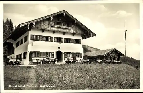 Ak Bad Wiessee in Oberbayern, Höhenwirtschaft Freihaus, AUßenansicht, Gartentische, Fahne an Mast