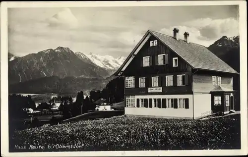 Ak Oberstdorf im Oberallgäu, Haus Reute, Außenansicht, Bergkette, Wiese