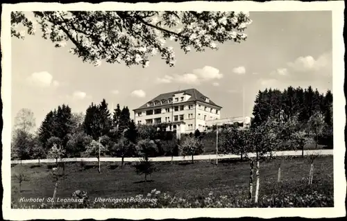 Ak Überlingen am Bodensee Baden Württemberg, Kurhotel St. Leonhard, Außenansicht, Blick von Wiese
