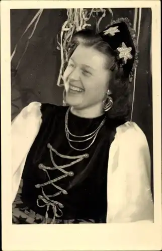 Foto Ak Junge Frau in Karnevalskostüm, Karneval 1950